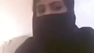 عارضة كاميرا عربية تظهر ثدييها الكبيرين