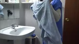أجنبي منحرف يمارس الجنس بعنف مع خادمة مسلمة مطيعة في مقطع إباحي