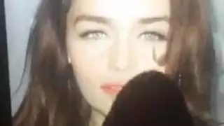 تعرّي إيميليا أمام كاميرا صديقها يثيرها