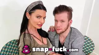 طبيب يضع اصبعه في كس مريضته