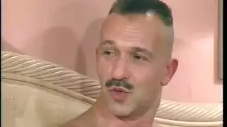 شرج مثلي xxx: فحل شاب يخدم رجلًا ناضجًا