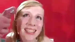 جنس فموي إباحي: رجل مثير يعجب عندما يلعق شريكها كسها العاري
