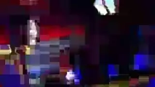 عاهرة العمود الموشومة تمارس الجنس مع زملائها لإنقاذ وظيفتها