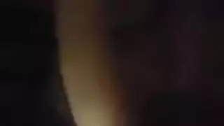 الزوجة العاهرة تمارس الجنس مع عشيقها بينما ينتظر زوجها في المنزل للحصول على ما تبقى