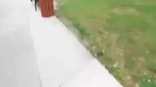 يستغلها وهي تتكلم عبر الهاتف
