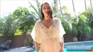 هاويات وقحات تلتقطان شابًا يدلك قضيبه وتمتصانه معًا حتى النهاية