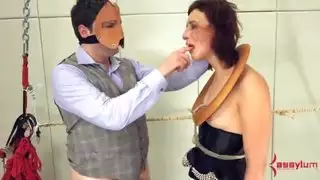 الذل تحت الاقدام عبد خاضع