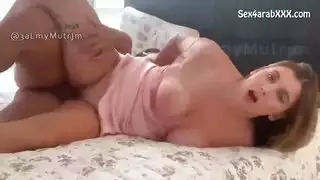 الاخت نائمة والاخ الممحون في سرير الغرفة