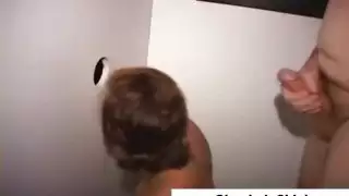 زوج شهواني يقدم لزوجته عرض سائل منوي حي