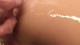 عابثة مثيرة تنال قذفًا شرجيًا