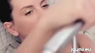 استمناء وقذف في الحمام ثم تبول على الملاءات