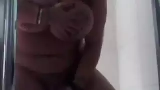 مراهقة مبللة ذات ثدي كبير تمارس جنس شرجي صارم في الحمام