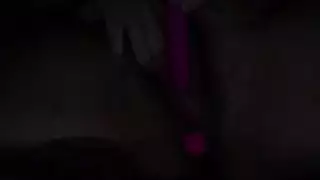 في وقت متأخر من الليل: إيلاج الأصبع في كس ضيق حتى النوم