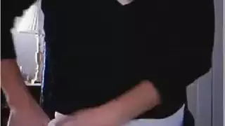 لطيف في سن المراهقة يلعب مع حتى انه