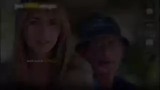 عاهرة سمراء مرنة تفتح ساقيها للكاميرا