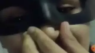 أرنب تركي يظهر ثدييه على المنظار