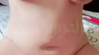 فتاة عربية هواة ممتلئة الجسم تتباهى بثدييها الضخمين وشعرها الكثيف