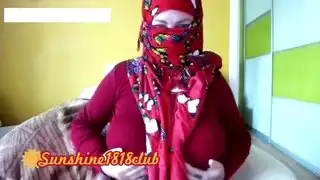 امرأة مسلمة مثيرة ذات أثداء كبيرة في فيلم إباحي صريح على كاميرا الويب