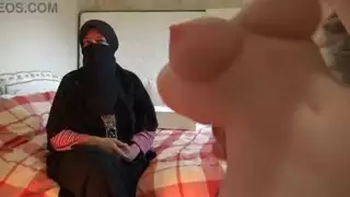 الزوجة المغربية ذات الصدر الكبير تقدم درسًا عمليًا في استخدام آلة الجنس
