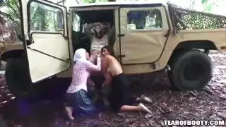 عربيات مثيرات للشهوة في جلسة مص قضيب مزدوج جامحة