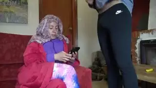 زوجة مسلمة تركية تسمح لابن زوجها البريطاني بوضعه في فمها