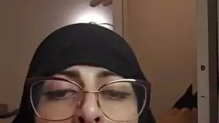 الجميلة العربية ميا: من النقاب إلى تجميع القذف الداخلي