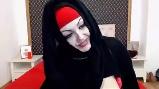 الحجاب يُخلع: فتاة عربية تكشف فرجها على الكاميرا