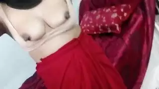 نجمة إباحية عربية باللون الأحمر تتحمل إصبع شرجي وخشن للبظر