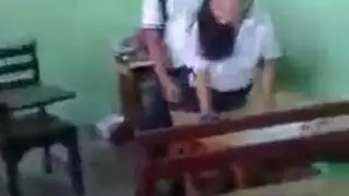 طالبات جامعيات مثيرات يقمن بمص عميق وبلع كل قطرة