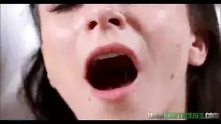 مراهقة تتراجع لقضاء مص عميق على قضيبه الصلب