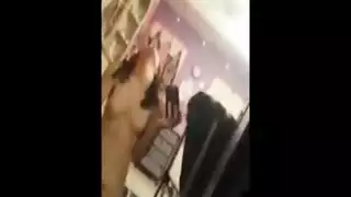 فتيش الوحل الهواة: أصابع تستكشف كسها المُبتل قبل الحشو