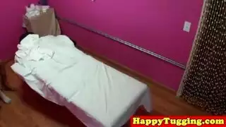 أشقر مدلكية آسيوية تجذب موكلها