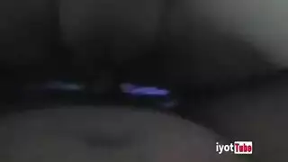 جماع جماعي على الأريكة: شرموطة آسيوية تُدمر