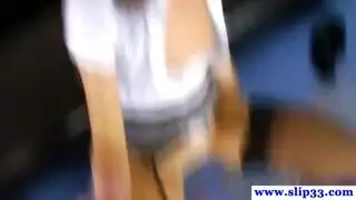 شاب وسيم يأخذ قضيب مديره على أريكة المكتب