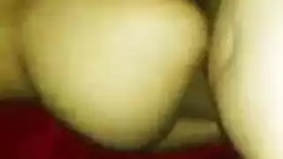 أمّ شقراء كبيرة الثديين تعرض منحنياتها في فيلم إباحي صريح