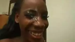 ساحرة المص: تتراجع على ركبتيها من أجل ذلك القضيب