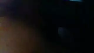 الفتاة الصغيرة رينو تأخذ قضيبًا في العراء