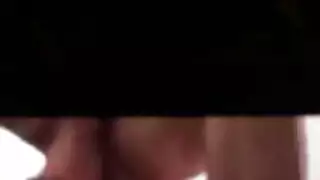 العاهرة المتعطشة للقضيب بروك تأخذه في فمها ثم في فرجها الرطب