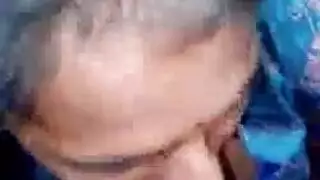 زوج مثار يحفر مؤخرة زوجته الجديدة في الحوض