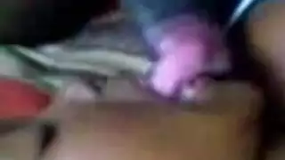 فتى البلدة يُهيمن عليه في مشهد صريح
