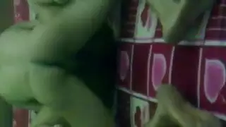 نيق على السرير وذانق أوى