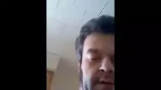 زوج مصري يحضر صاحبه عشان ينيك مرته العاهره