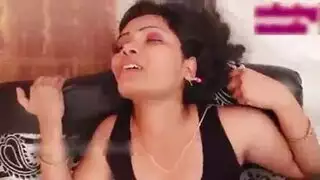 ممثلة أفلام إباحية تئن بينما يقذفها قضيب في سروال شبكي