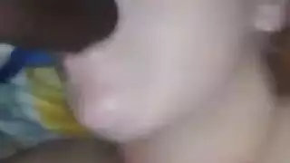 الشقراء الممتلئة تُسعد قضيبًا أسودًا ضخمًا بفمها