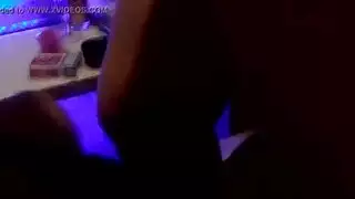 شقراء وقحة تحصل على شقها الرطب ممتلئًا بالسائل المنوي