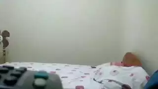 ثلاثه اولاد مع امهم