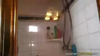 رجل يدخل يدهافنين فيطيز