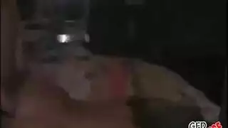 سمراء مغرية تأخذ قضيباً سميكاً عميقاً في فمها