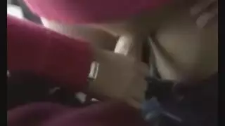 توافق الطالبة الشقراء على إلقاء محاضرة شفهية في القطار مقابل العديد من اليوروهات