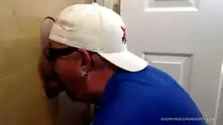 ممرضة في زي رسمي تقيس حرارة المريض بجسدها